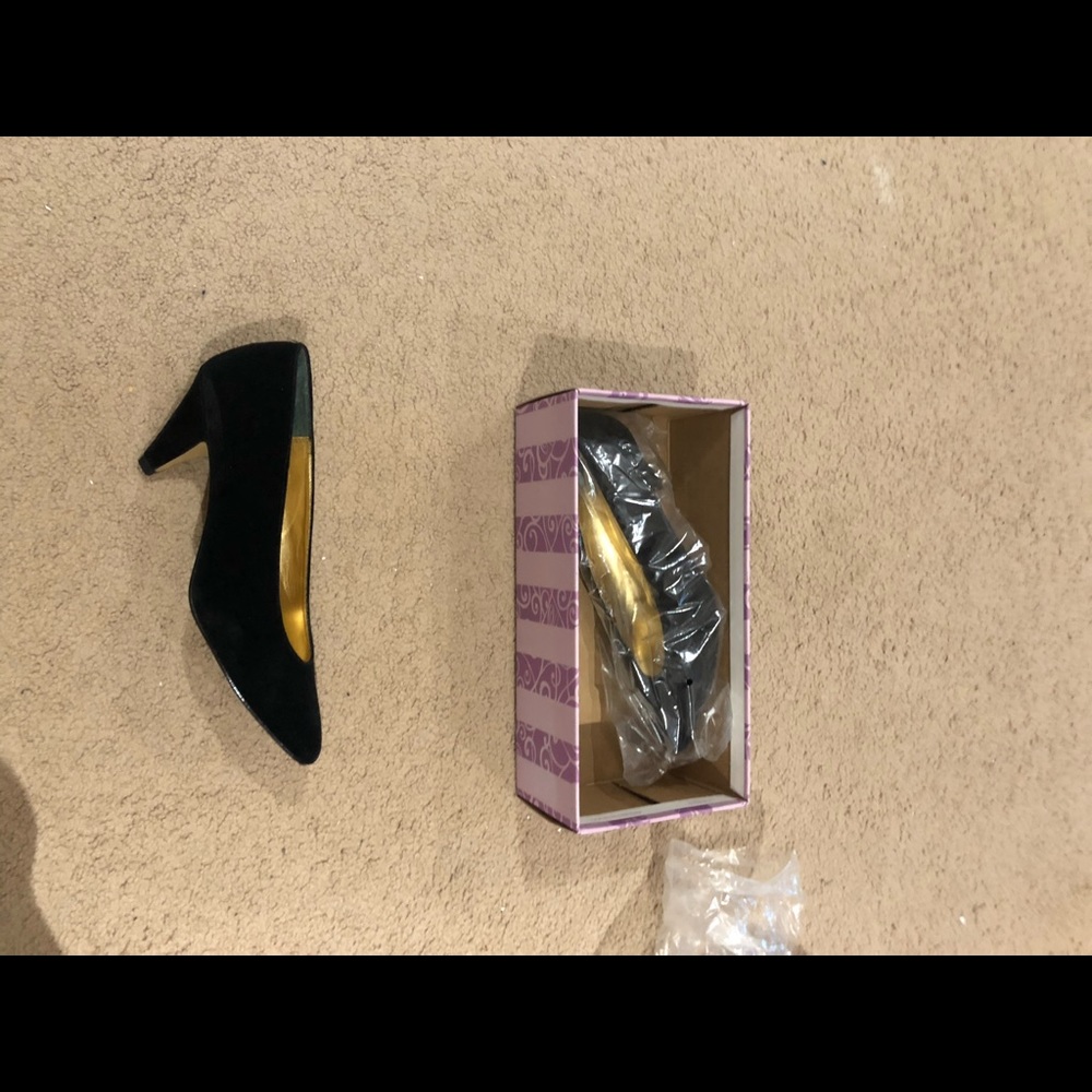 Low heel suede heels